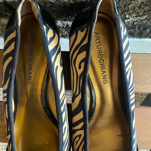 Arturo Chiang leather animal print wedge with peep toe, 8M/38 - Picture 3 of 6